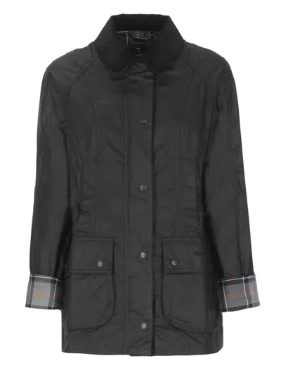 Barbour Beadnell Realizzata Con Il Tradizionale Cotone Cerato Thornproof. Colletto In Velluto A Coste. Foder In Black