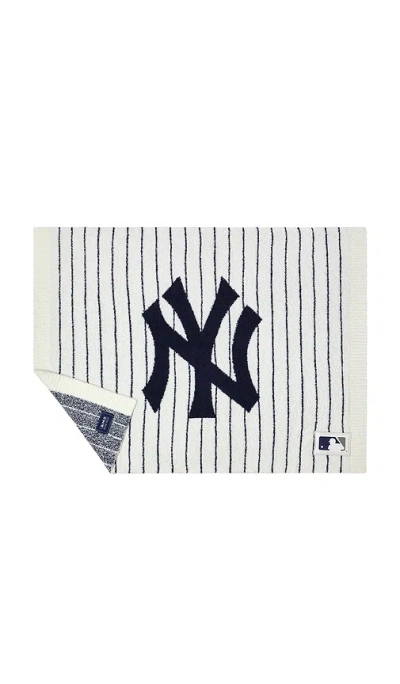 Barefoot Dreams Cozychic New York Yankees Stroller Blanket In Neutral