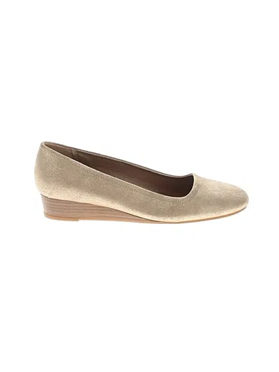 Pre-owned Baretraps Flats In Gold