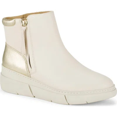 Baretraps Lakelyn Wedge Bootie In Sand