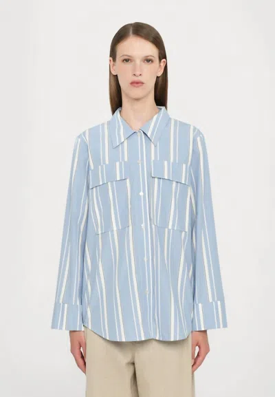 BAUM UND PFERDGARTEN MILO SHIRT IN BREEZY BLUE STRIPE