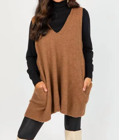 BE COOL SLEEVELESS V-NECK TUNIC SWEATER IN PECAN