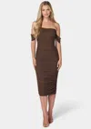 Bebe Ruched Midi Dress In Chocolate