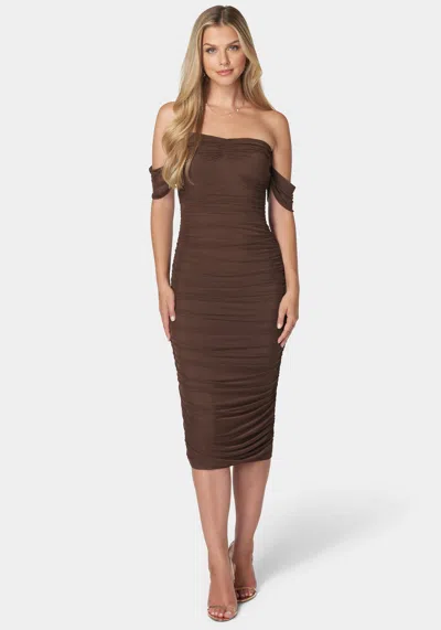 Bebe Ruched Midi Dress In Chocolate