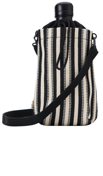 Beis The Summer Stripe Water Bottle Crossbody In 黑色