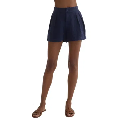 Bella Dahl Double Pleat Linen Shorts In Italian Navy