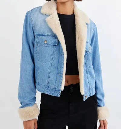 Bella Dahl Fur Trimmed Denim Jacket In Vintage Frost Wash In Blue