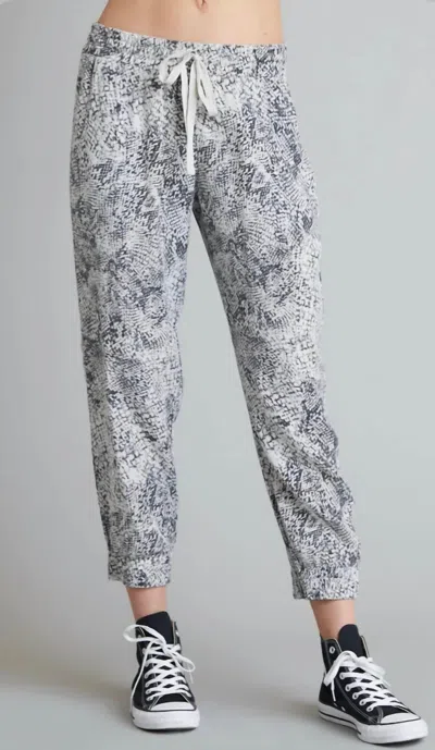 Bella Dahl Jogger Pant In Moonstone Snake In Multi