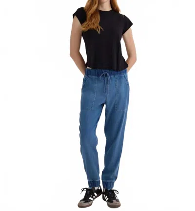 Bella Dahl Pocket Jogger Denim In Indigo Spray Wash In Blue