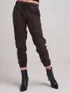 BELLA DAHL POCKET JOGGER IN QUARTZ BROWN