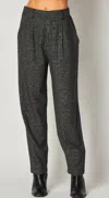 Bella Dahl Relaxed Pleat Front Trouser In Glencheck Plaid In Grey