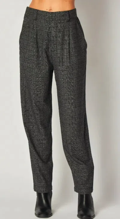 Bella Dahl Relaxed Pleat Front Trouser In Glencheck Plaid In Grey
