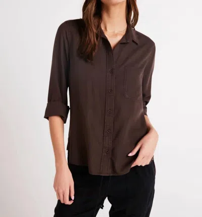 BELLA DAHL SHIRT TAIL BUTTON DOWN IN BROWN