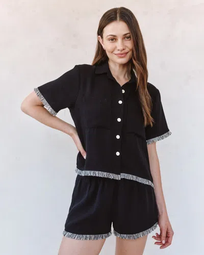 Bella Dahl Short Sleeve Fray Trim Shirt In Black