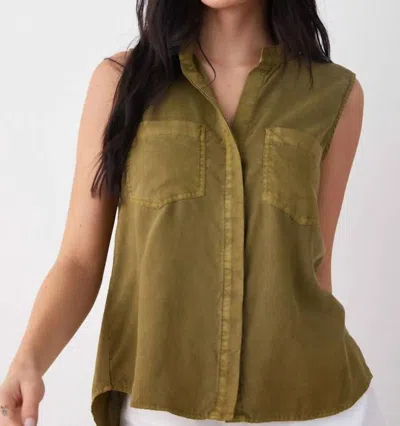 Bella Dahl Sleeveless Two Pocket Button Down Top In Jungle Green In Multi