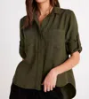 BELLA DAHL SPLIT BACK BUTTON DOWN SHIRT IN ITALIAN HERB