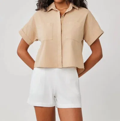 Bella Dahl Two Pocket Short Sleeve Shirt In Kona Khaki In Brown