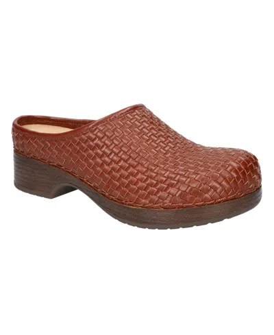 Bella Vita Women's Motto Clogs In Dark Tan Woven