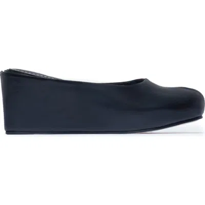 Bernardo 1946 Footwear Vivi Wedge In Black