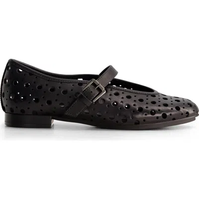 BERNARDO BERNARDO FOOTWEAR BORDEN PERF MARY JANE FLAT