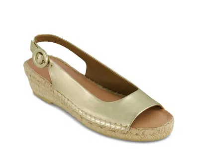 Bernardo Melila Wedge Sandal In Gold