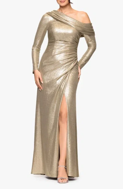 BETSY & ADAM BETSY & ADAM METALLIC ONE-SHOULDER LONG SLEEVE GOWN