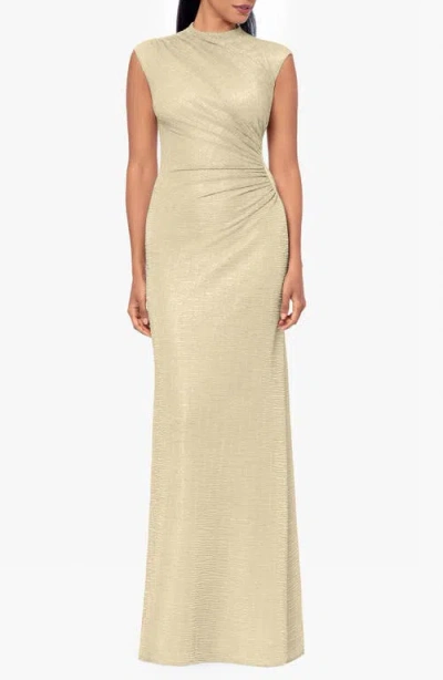 Betsy & Adam Ruched Sleeveless Crinkled Metallic Column Gown In Gold