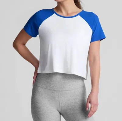 Beyond Yoga Featherweight Colorblock Tee In Cloud White/court Blue