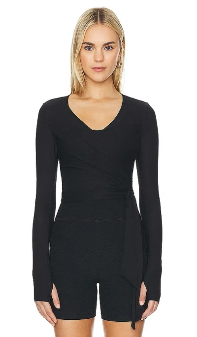 Beyond Yoga Featherweight Waist No Time Wrap Top In Darkest Night
