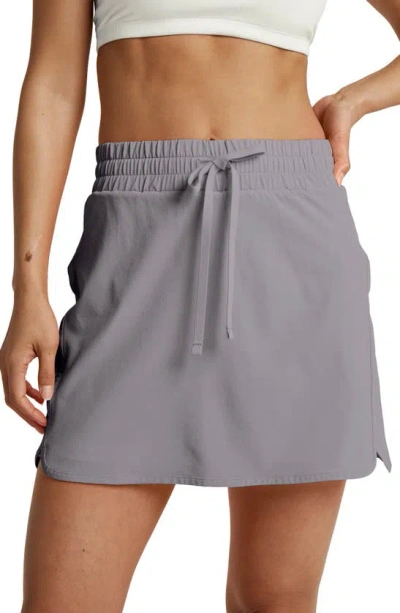 Beyond Yoga In Stride Lined Skort In Cloud Gray