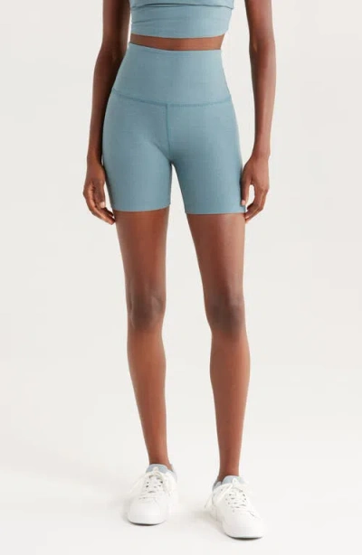 Beyond Yoga Keep Pace Space Dye Bike Shorts In Blue