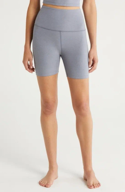 Beyond Yoga Keep Pace Space Dye Bike Shorts In Cloud Grey Heather