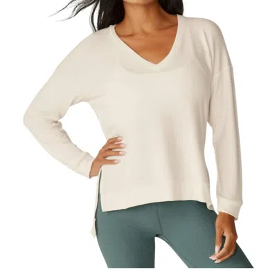 Beyond Yoga Long Weekend Lounge Pullover In Fresh Snow