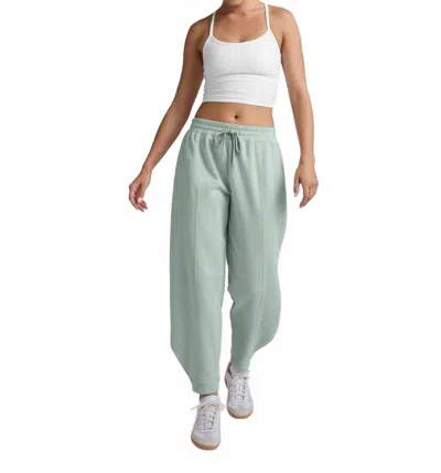 Beyond Yoga Luxe Fleece Barrel Sweatpants In Pale Blue