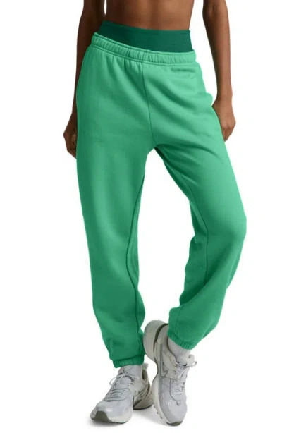Beyond Yoga Luxefleece Joggers In Green