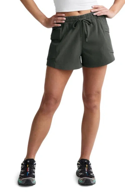 Beyond Yoga Peak 3-inch Cargo Shorts In Green