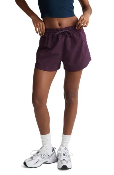 Beyond Yoga Peak 3-inch Cargo Shorts In Purple
