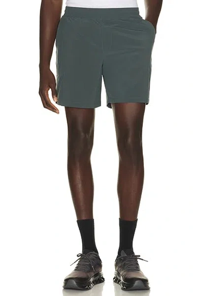Beyond Yoga Pivotal 2.0 7 Men's Lined Short In Green