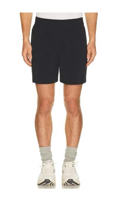 Beyond Yoga Pivotal 2.0 7 Men's Short In Black