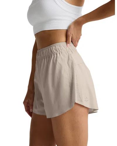 Beyond Yoga Solemate 2.5 Shorts In Neutral