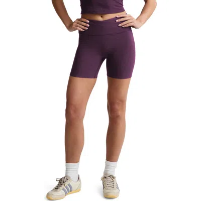 Beyond Yoga Space Dye Leisure Bike Shorts In Purple