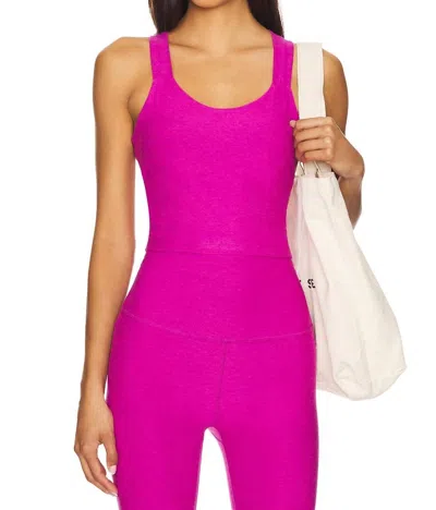 BEYOND YOGA SPACE DYE TWIST THROUGH CROPPED TANK TOP IN MAGENTA HEATHER