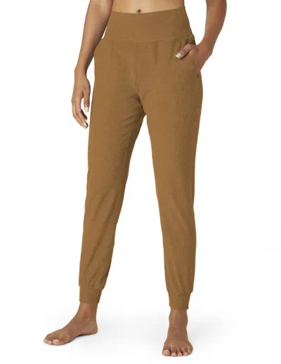 Beyond Yoga Spacedye Midi Jogger In Toffee Heather In Multi
