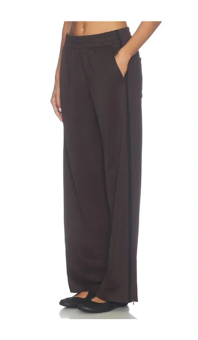Beyond Yoga Trainingshose That Tracks In Brown