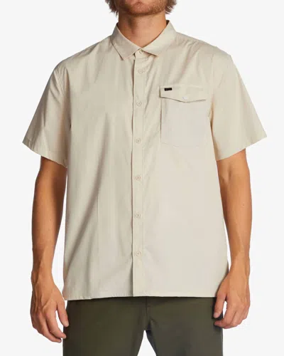 Billabong A/div Surftrek Tech Upf 50+ Short Sleeve Shirt In Chino In White