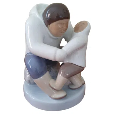 Pre-owned Bing & Grøndahl Greenlandic Parent And Child Porcelain Figurine In Gray
