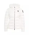 Blauer Charme In White