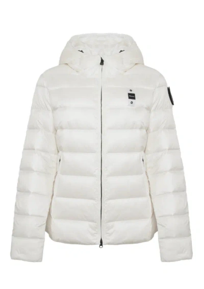 Blauer Charme In White
