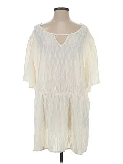 Pre-owned Bloomchic 3/4 Sleeve T-shirt In Ivory