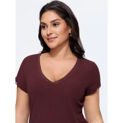 Bloomchic Stretchy V-neck Fitted T-shirt In Burgundy